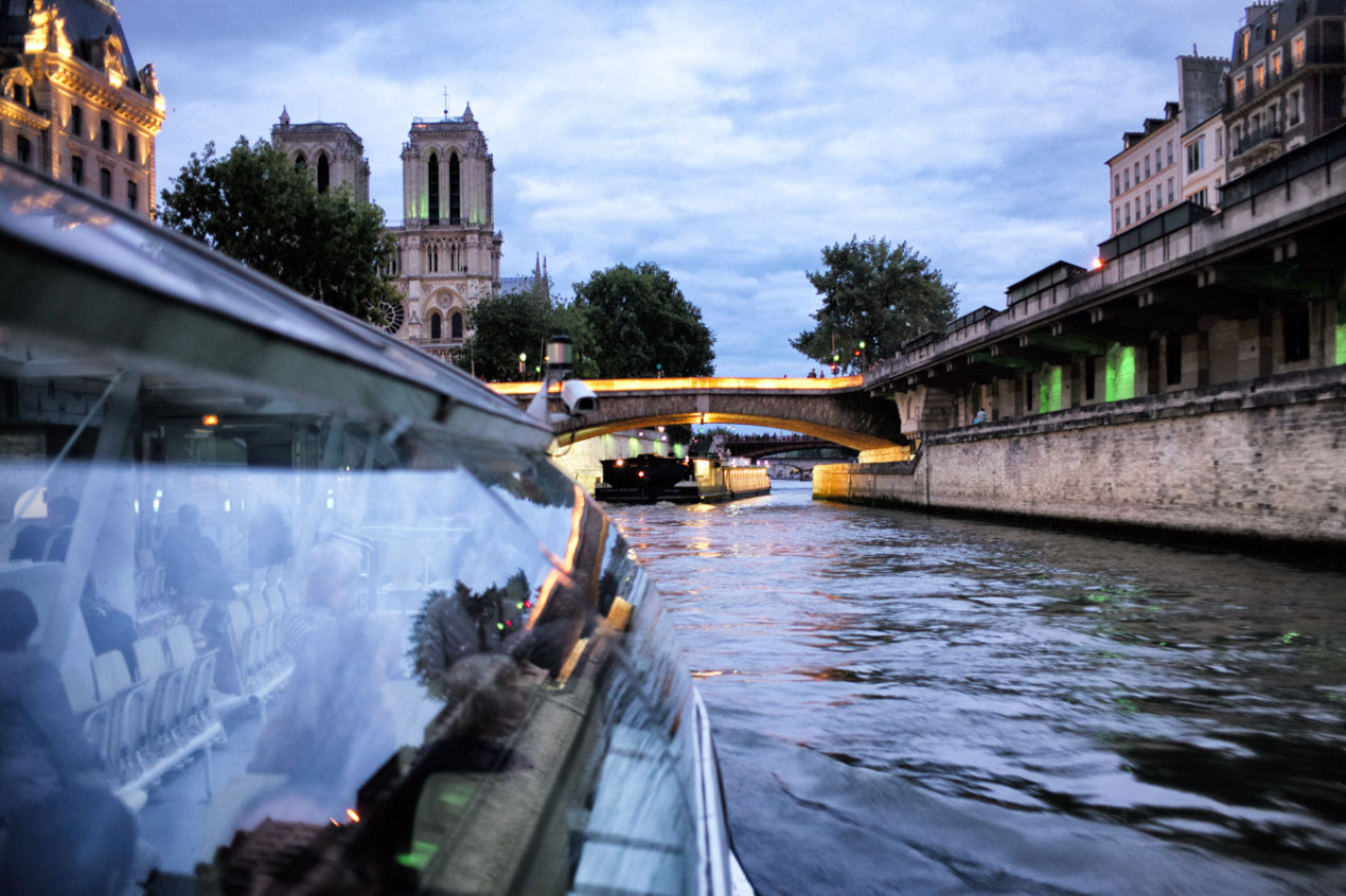 et coule la Seine